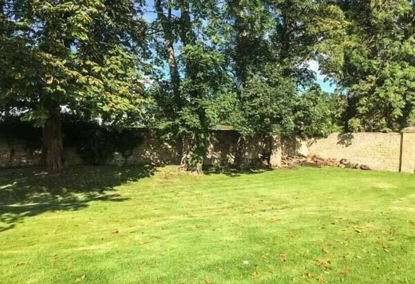 Walworth Castle Holiday Cottage