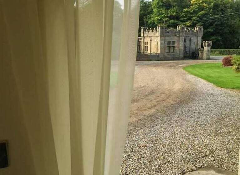 Walworth Castle Holiday Cottage