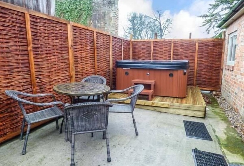 Walworth Castle Holiday Cottage