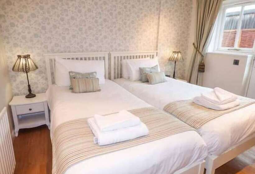 Walworth Castle Holiday Cottage