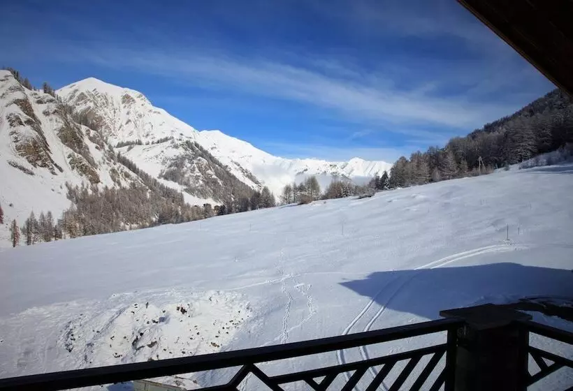 Hotelli Engadin Lodge