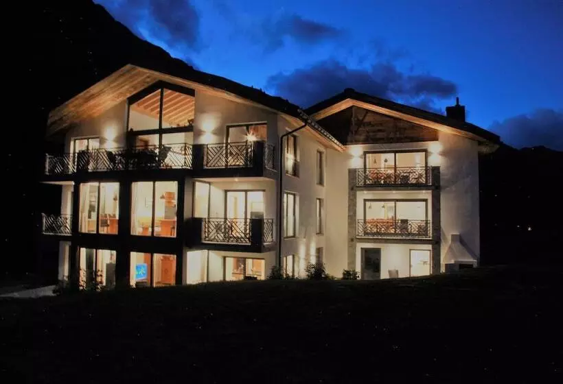 Hotelli Engadin Lodge