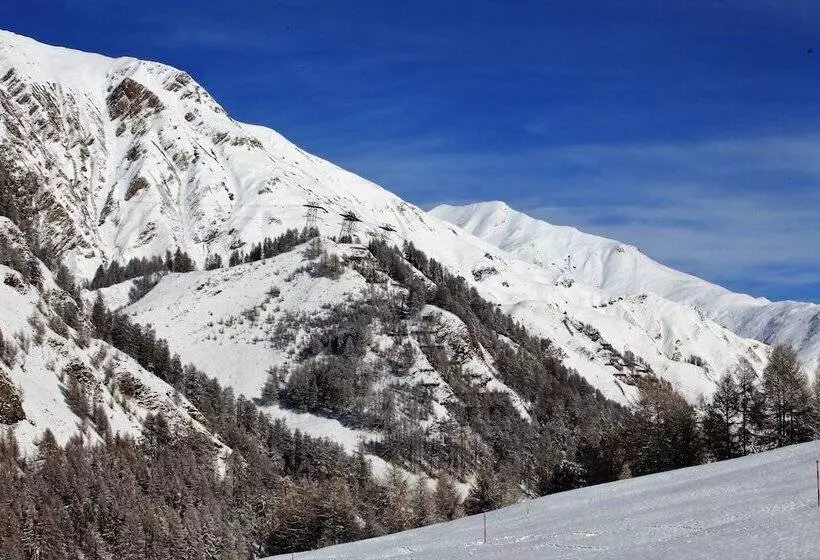 Hotelli Engadin Lodge