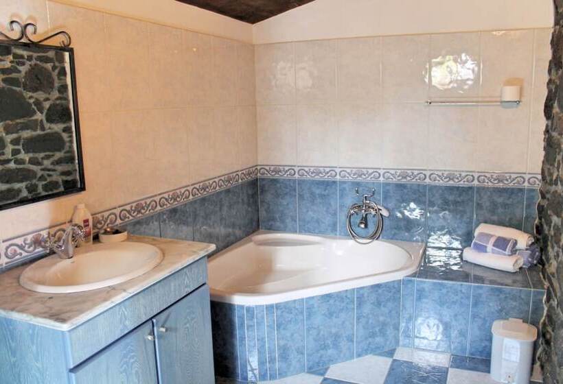 Ourmadeira Stonecliff Cottage, Countryside Retreat