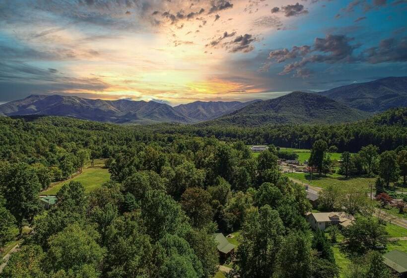 Sweet 2 Bedrooms, 2 Baths, Sleeps 6 Cabin By Redawning