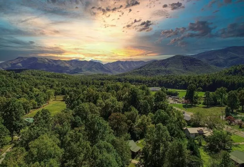 Sweet    2 Bedrooms, 2 Baths, Sleeps 6 Cabin By Redawning