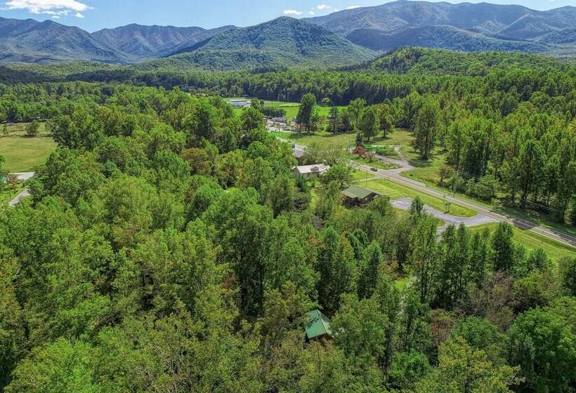 Sweet 2 Bedrooms, 2 Baths, Sleeps 6 Cabin By Redawning