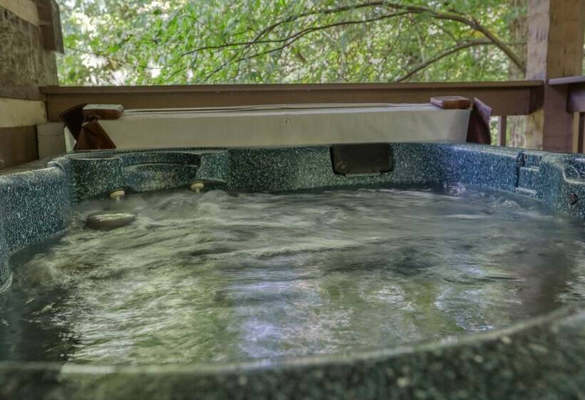 Sweet 2 Bedrooms, 2 Baths, Sleeps 6 Cabin By Redawning