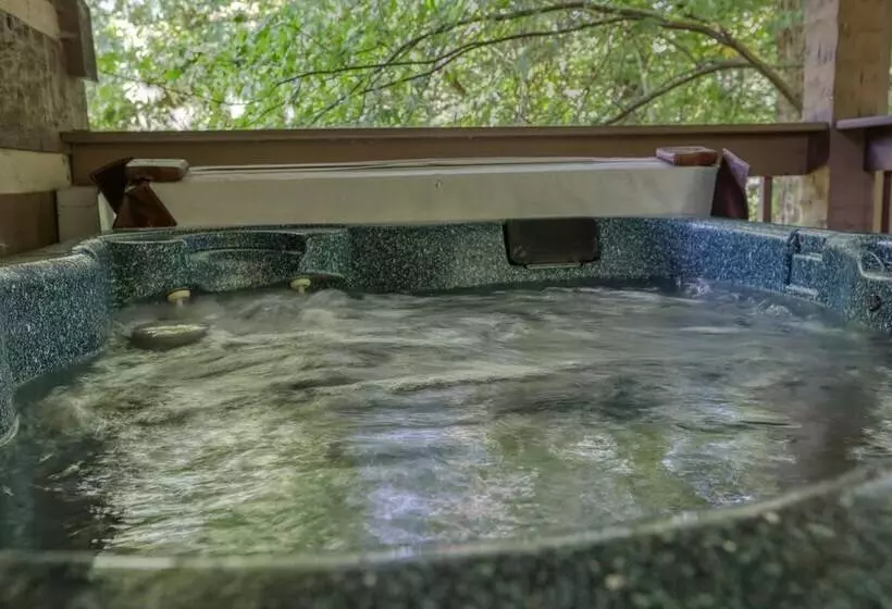 Sweet    2 Bedrooms, 2 Baths, Sleeps 6 Cabin By Redawning