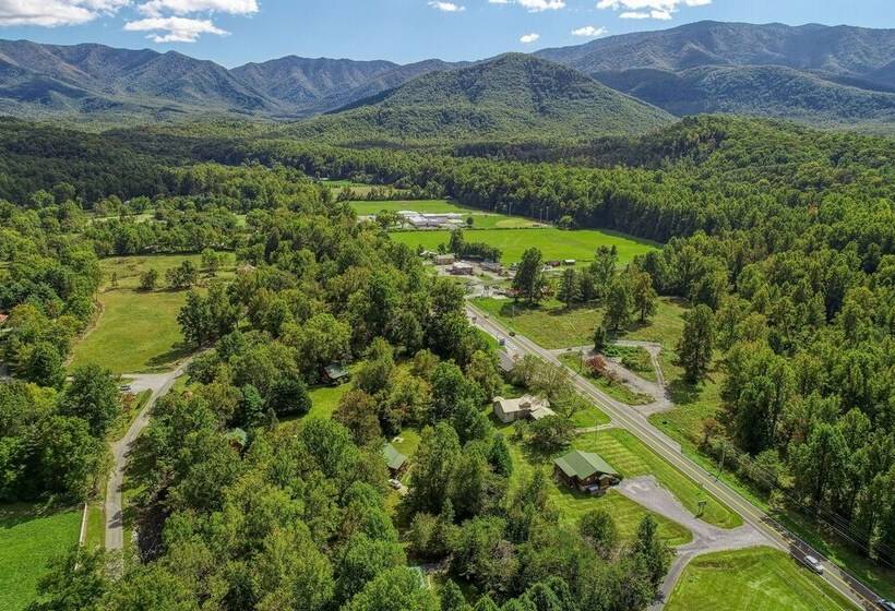 Sweet 2 Bedrooms, 2 Baths, Sleeps 6 Cabin By Redawning