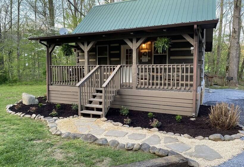 Sweet 2 Bedrooms, 2 Baths, Sleeps 6 Cabin By Redawning