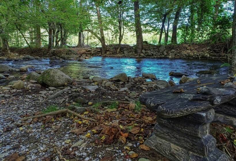 Sweet 2 Bedrooms, 2 Baths, Sleeps 6 Cabin By Redawning