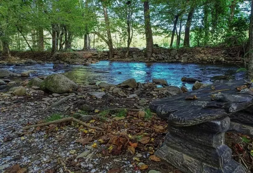 Sweet    2 Bedrooms, 2 Baths, Sleeps 6 Cabin By Redawning