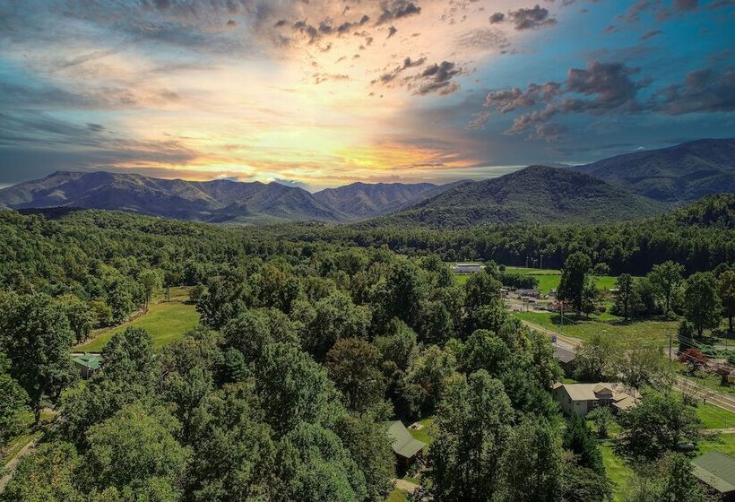 Sweet 2 Bedrooms, 2 Baths, Sleeps 6 Cabin By Redawning