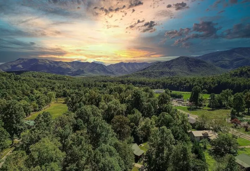 Sweet    2 Bedrooms, 2 Baths, Sleeps 6 Cabin By Redawning