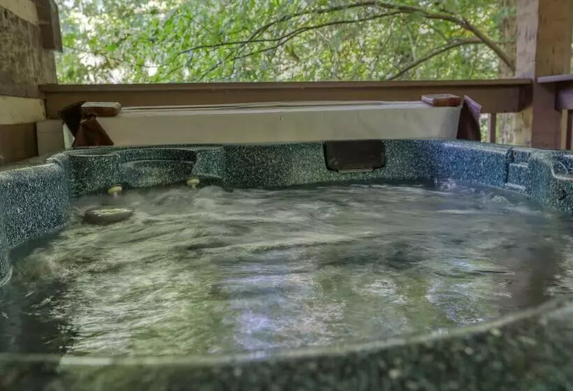 Sweet    2 Bedrooms, 2 Baths, Sleeps 6 Cabin By Redawning