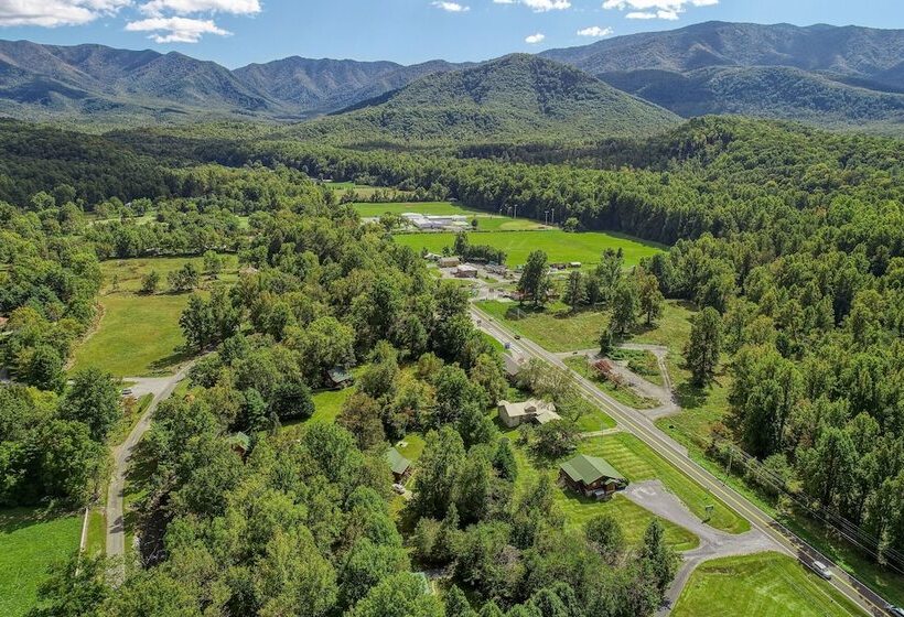 Sweet 2 Bedrooms, 2 Baths, Sleeps 6 Cabin By Redawning