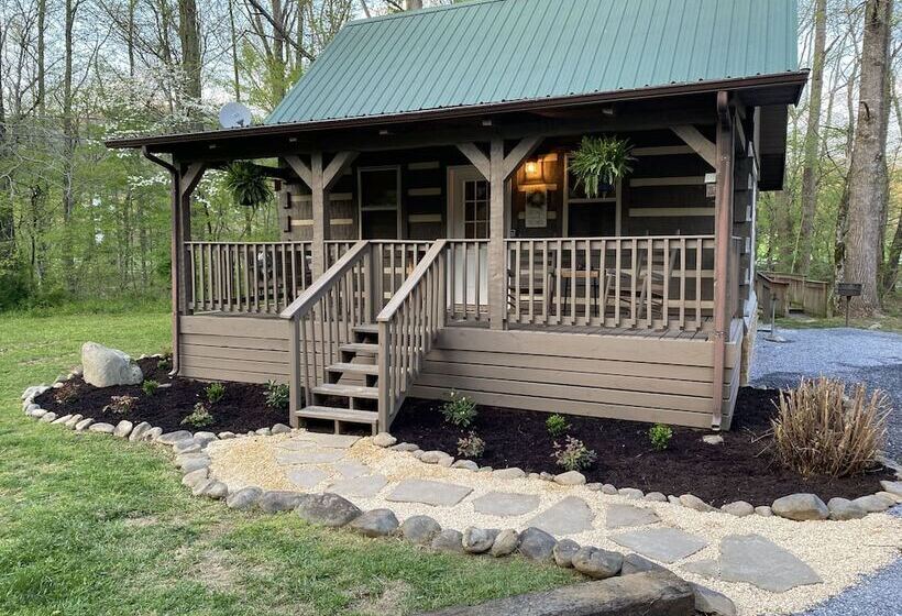 Sweet 2 Bedrooms, 2 Baths, Sleeps 6 Cabin By Redawning
