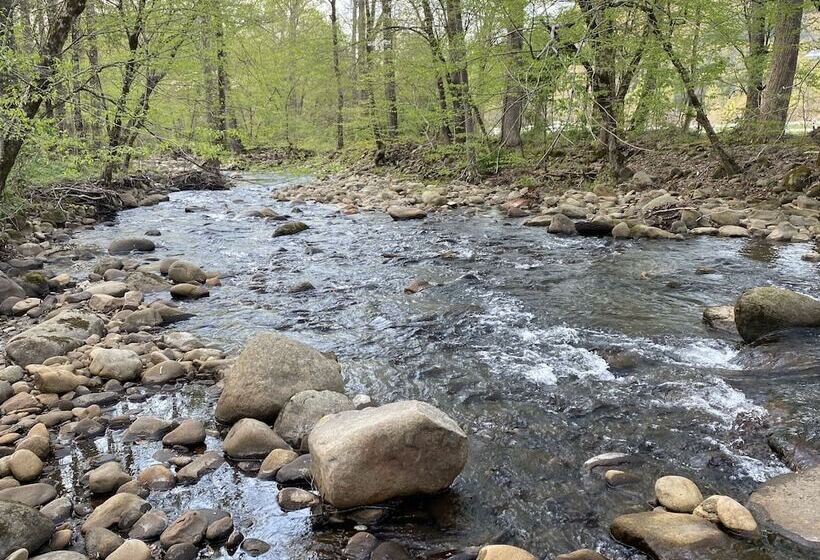 Sweet 2 Bedrooms, 2 Baths, Sleeps 6 Cabin By Redawning