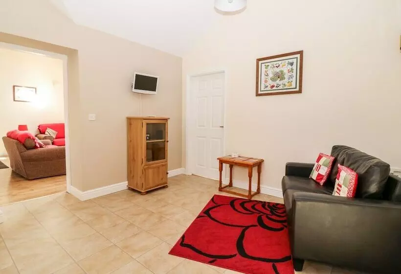 2 Pines Farm Cottages