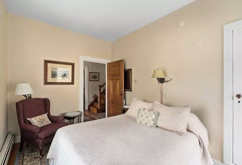 The Stagecoach Inn Bed & Breakfast And Five20 Social Stop