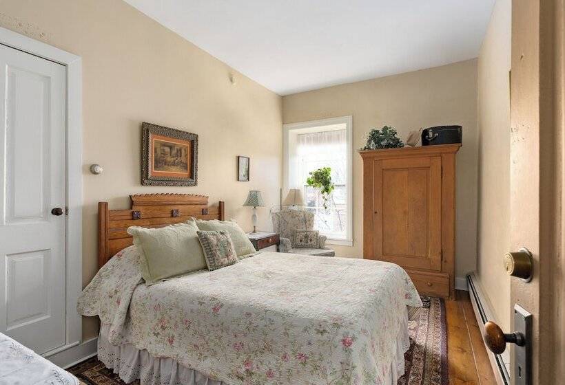 The Stagecoach Inn Bed & Breakfast And Five20 Social Stop