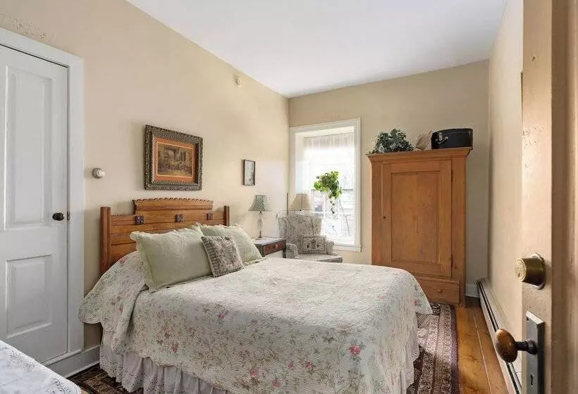 The Stagecoach Inn Bed & Breakfast And Five20 Social Stop