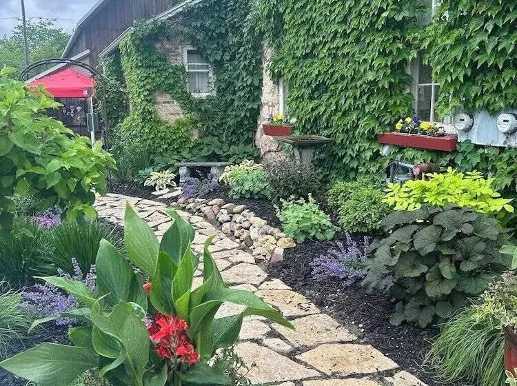 The Stagecoach Inn Bed & Breakfast And Five20 Social Stop