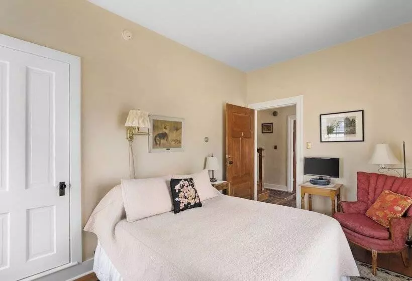 The Stagecoach Inn Bed & Breakfast And Five20 Social Stop