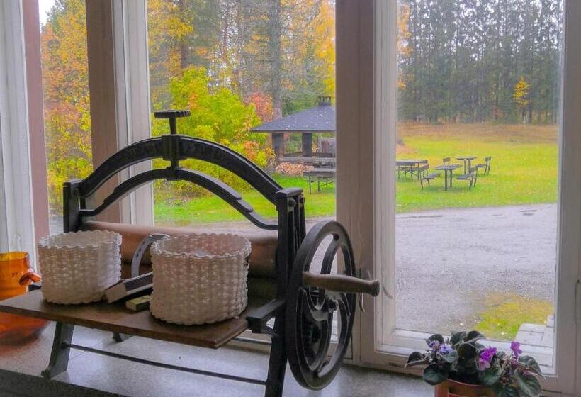 Vanhan Koulun Majatalo Old School Guest House