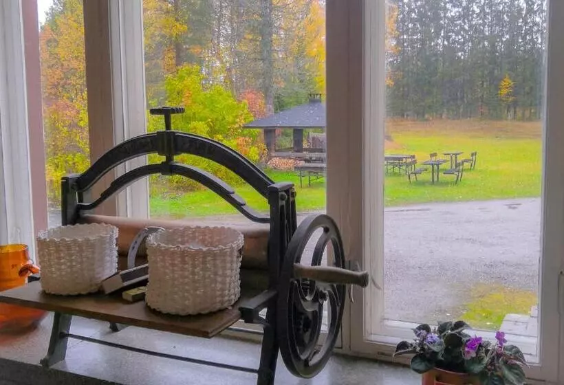 Vanhan Koulun Majatalo Old School Guest House