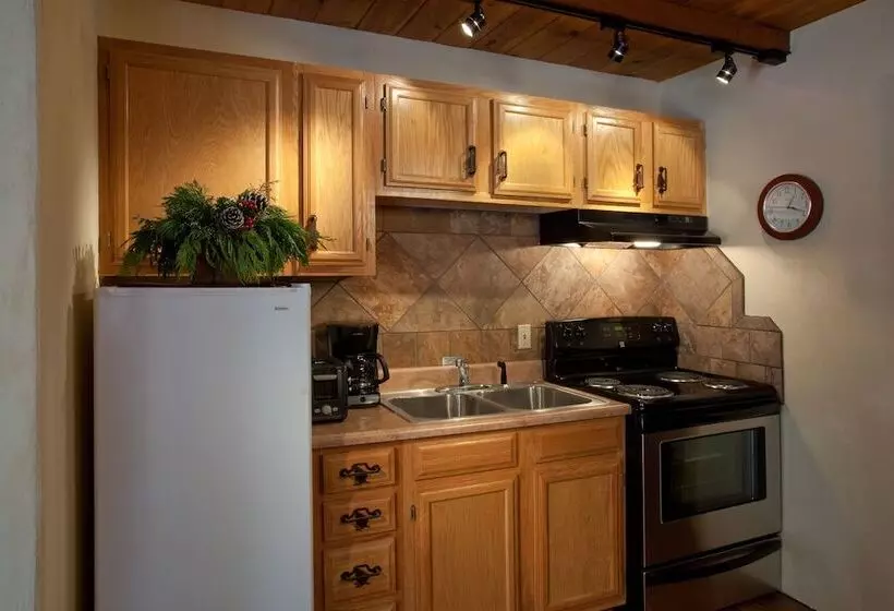 Hotelli Cottam S Lodge By Alpine Village Suites