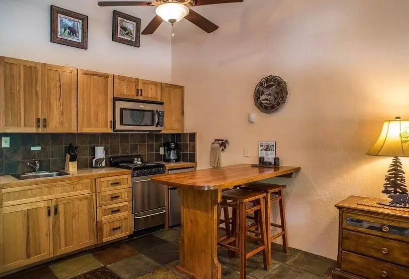 Hotelli Cottam S Lodge By Alpine Village Suites