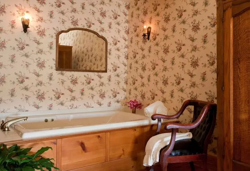 تختخواب و صبحانه Chanticleer Guest House