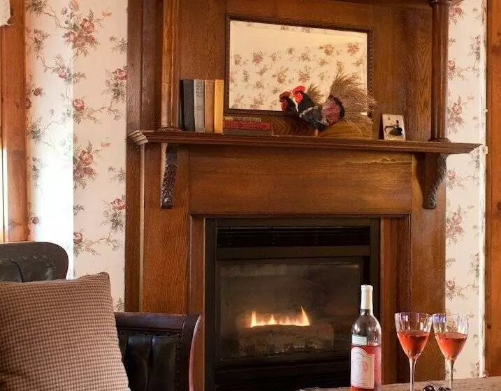 تختخواب و صبحانه Chanticleer Guest House