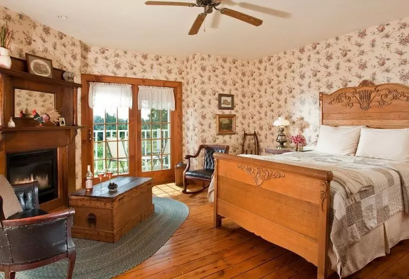 تختخواب و صبحانه Chanticleer Guest House