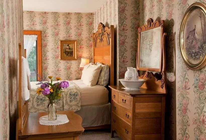 تختخواب و صبحانه Chanticleer Guest House