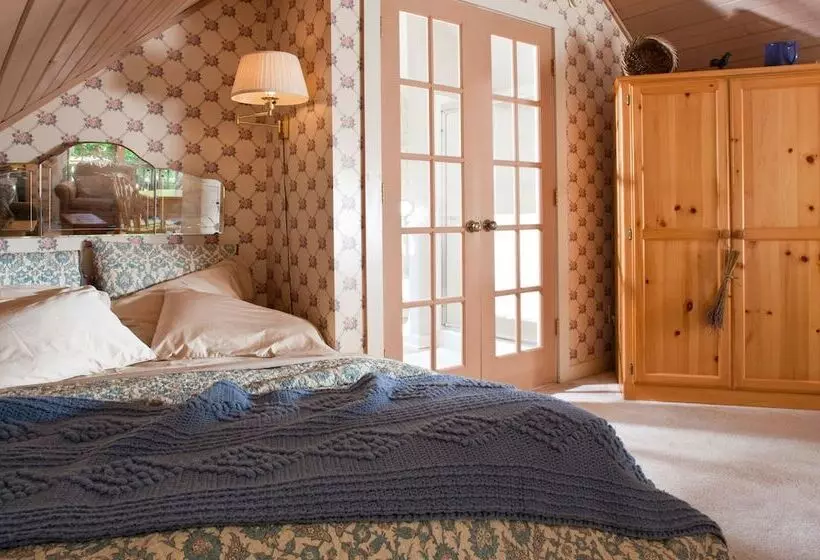 تختخواب و صبحانه Chanticleer Guest House