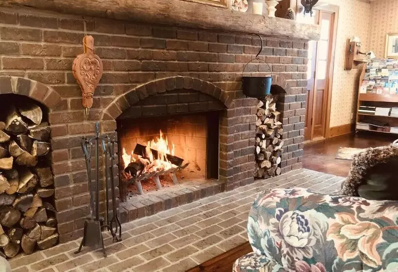 تختخواب و صبحانه Chanticleer Guest House