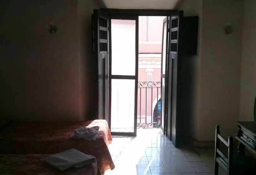 مسافرخانه Sol Colonial