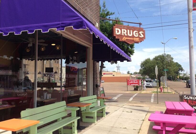 Отель The Holy Moly Blues Central