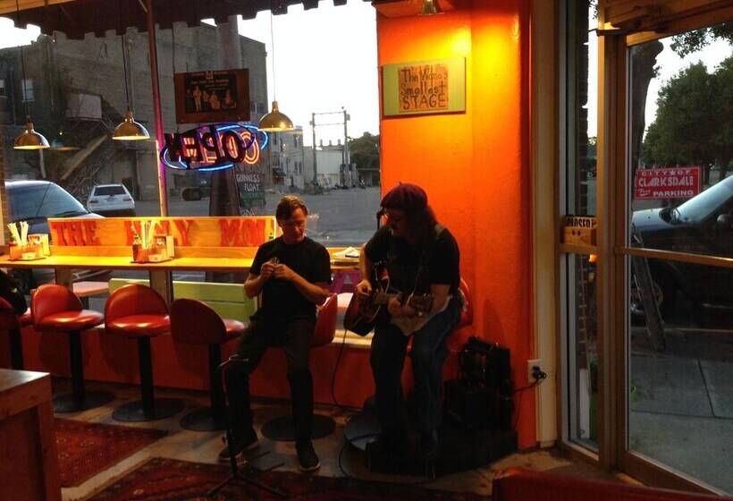 Отель The Holy Moly Blues Central