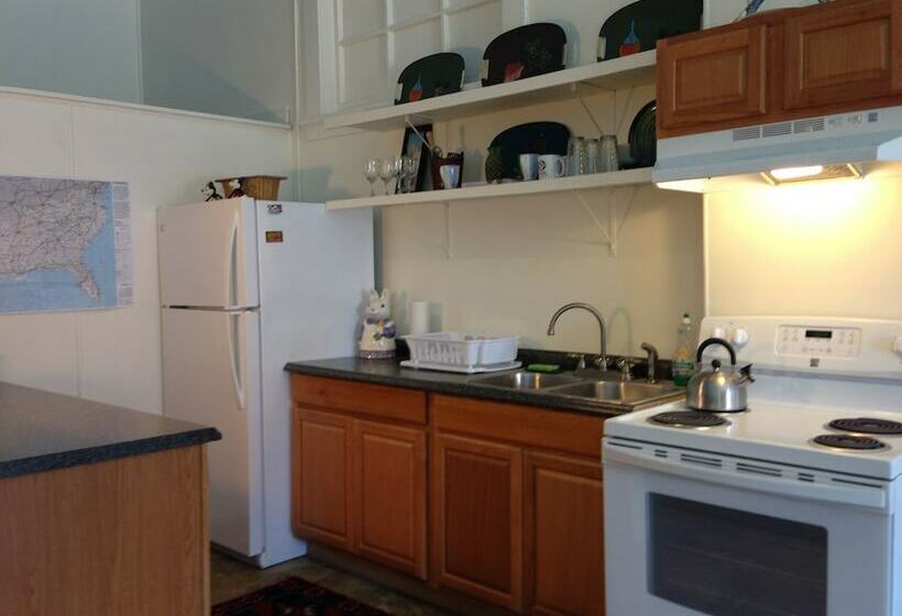 Отель The Holy Moly Blues Central