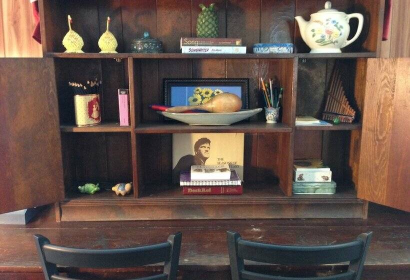 Отель The Holy Moly Blues Central