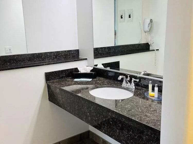 Hotelli The Pines Country Inn