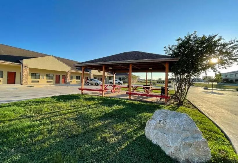 Motelli Sunbridge Inn And Suites