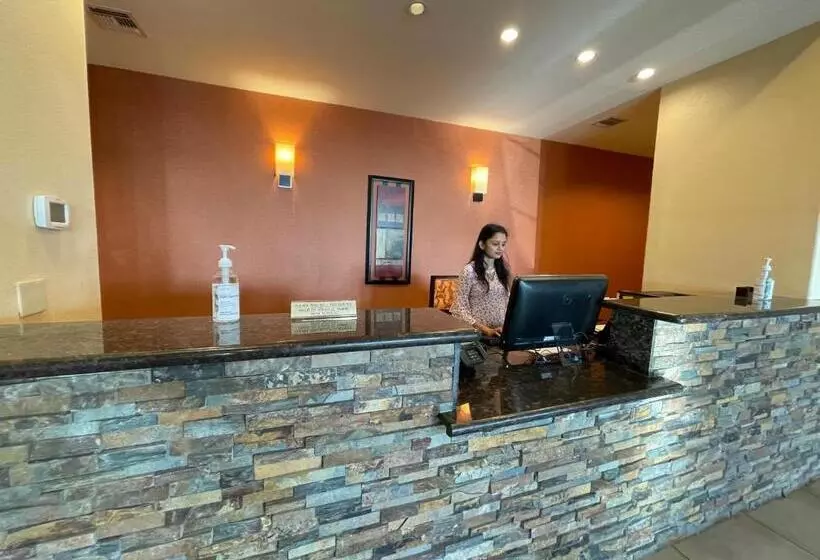 Motelli Sunbridge Inn And Suites