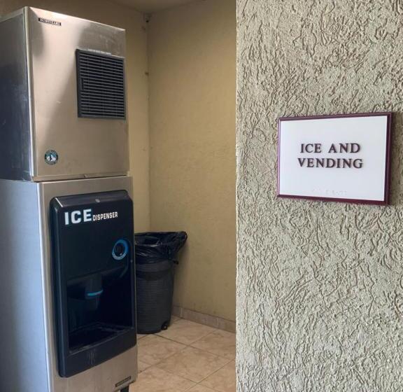 モーテル Sunbridge Inn And Suites