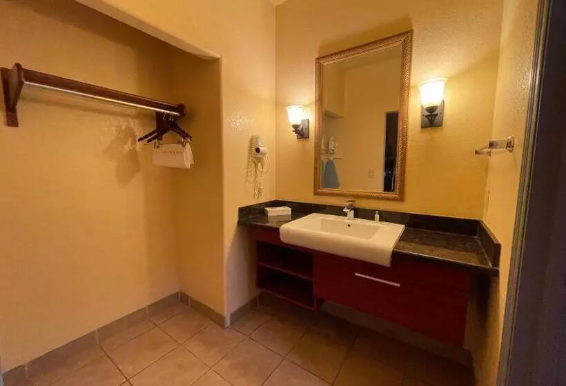 Motelli Sunbridge Inn And Suites