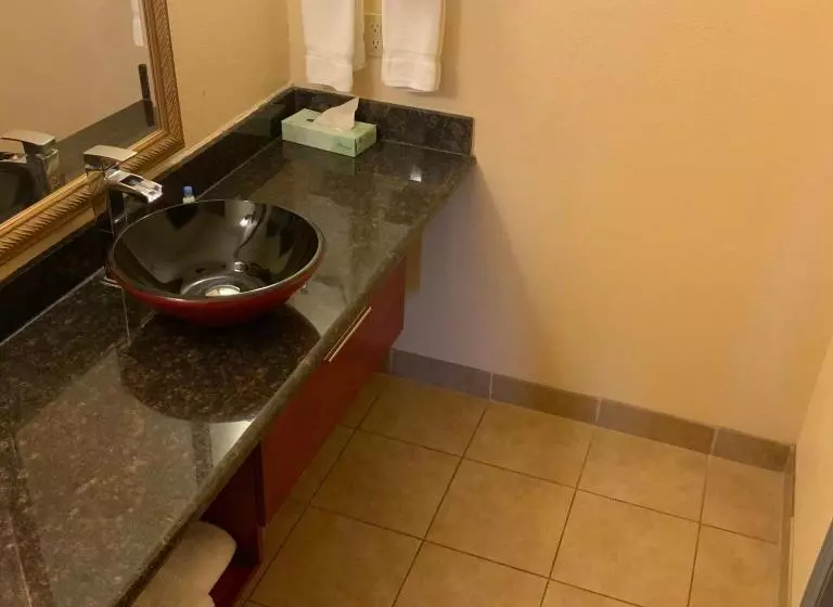 Motelli Sunbridge Inn And Suites